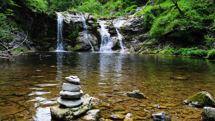 An Alkaline Water Bottle & The Health Benefits of Drinking Natural Alkaline Water